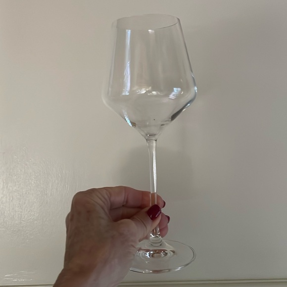 Set of 2 (8 total) Layla white wine glasses. 4 to a set, 2 boxes total. - Picture 4 of 6